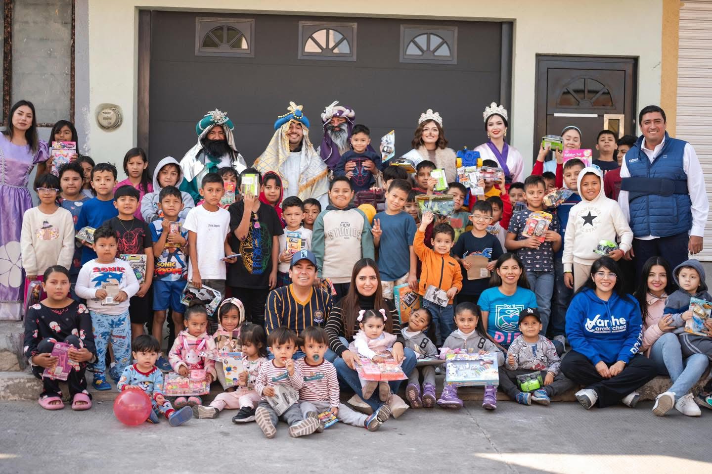 DIF La piedad regala sonrisas y juguetes a más de 2 mil niños y niñas por Día de Reyes. 613673211 1295945492563461 3675153878263157991 n