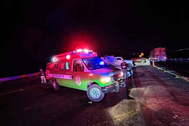 Vuelca autobús en el Libramiento Oriente de La Piedad; conductor resulta con golpes leves accidente de autobus de regiomontanos pierde el control en la piedad conductor resulta lesionado 780x520