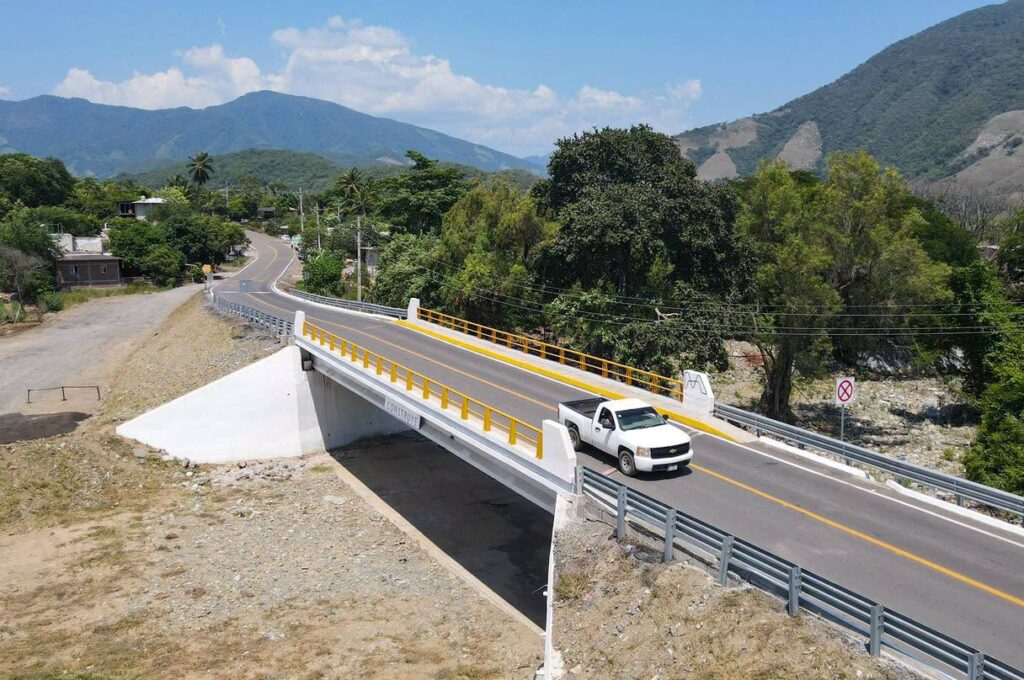 Puente de Cruz de Campos fortalece conectividad en Aquila, en la Costa Michoacana. 773302446 907441898627521 9150370262186965664 n