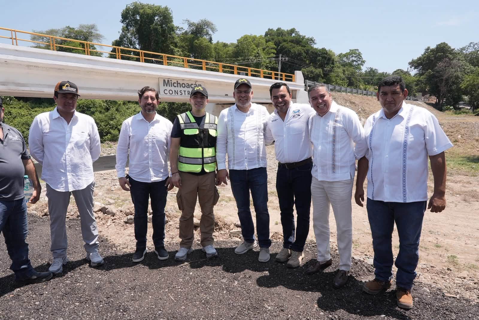 Puente de Cruz de Campos fortalece conectividad en Aquila, en la Costa Michoacana. 775229466 1612392016914940 5388146847011506073 n